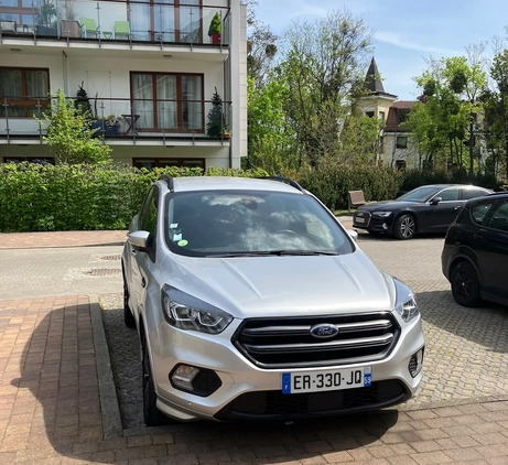 Ford Kuga cena 63000 przebieg: 105000, rok produkcji 2017 z Sopot małe 254